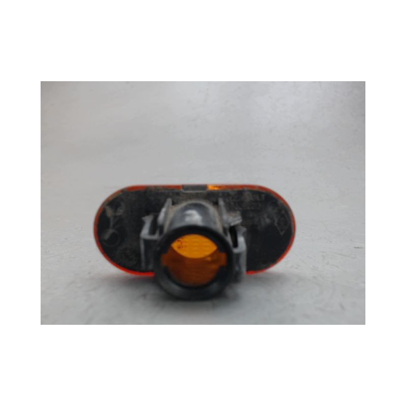 REPETITEUR AILE DROIT RENAULT MEGANE