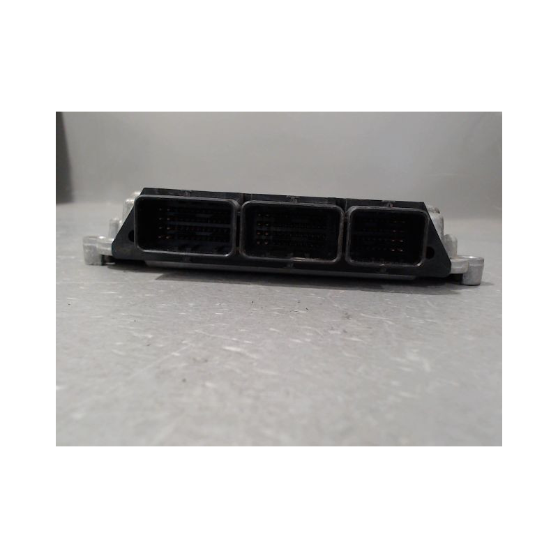 CALCULATEUR MOTEUR RENAULT TRAFIC