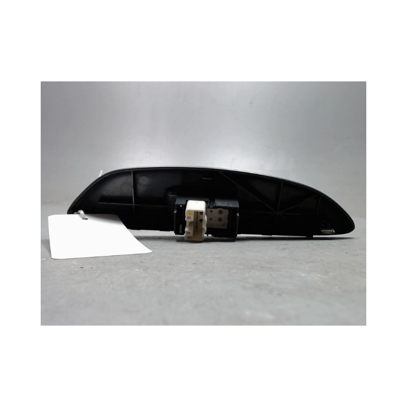COMMANDE LEVE-GLACE PORTE AVD TOYOTA YARIS