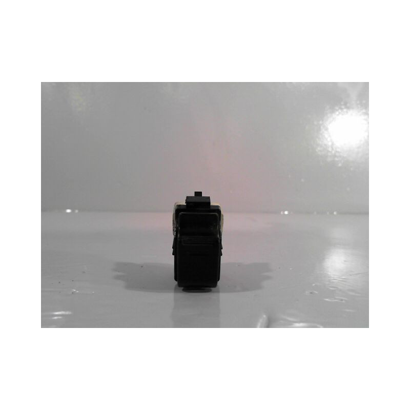 COMMANDE LEVE-GLACE PORTE AVD TOYOTA YARIS -2003