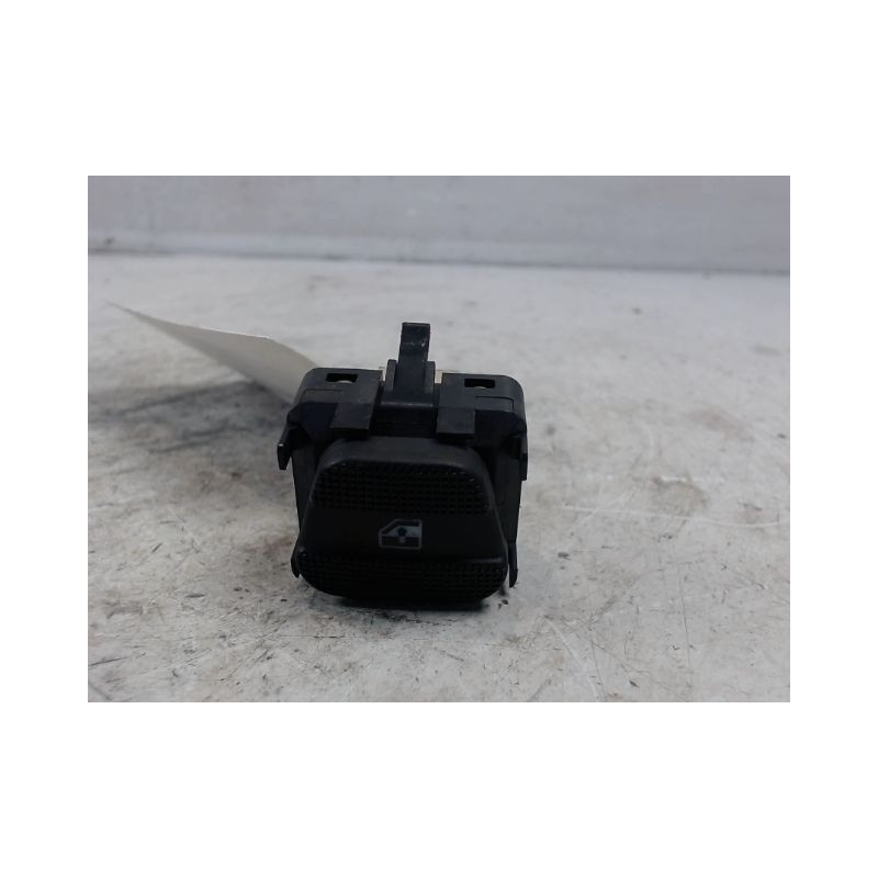 COMMANDE LEVE-GLACE PORTE AVD VOLKSWAGEN VENTO