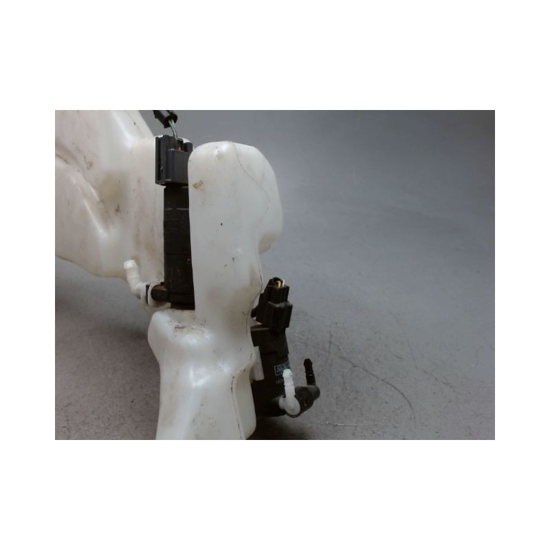 RESERVOIR LAVE-GLACE AVANT FORD KUGA -2008