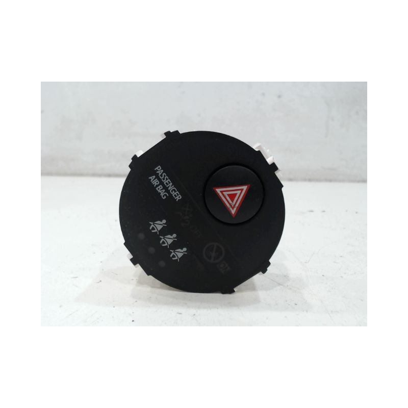 BOUTON DE WARNING TOYOTA YARIS