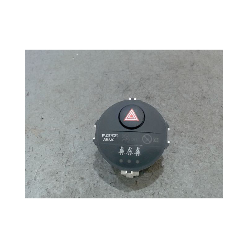 BOUTON DE WARNING TOYOTA YARIS