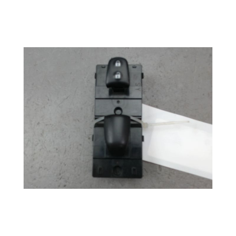 COMMANDE LEVE-GLACE PORTE AVD NISSAN JUKE