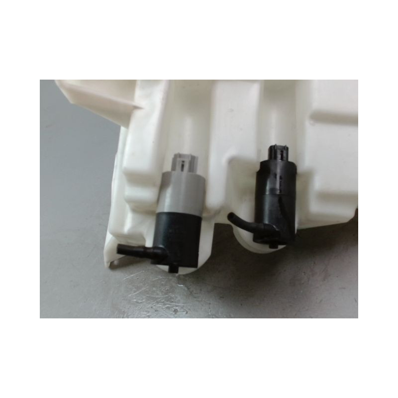 RESERVOIR LAVE-GLACE AVANT TOYOTA AURIS I Phase 2 2010-2012