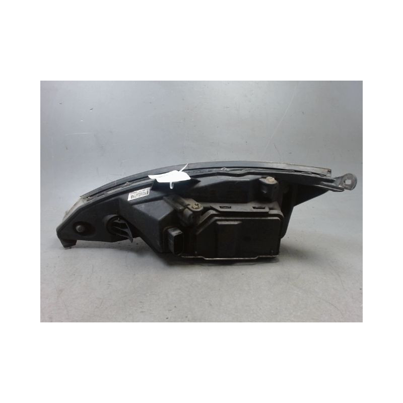 PHARE DROIT FORD FOCUS 98-04