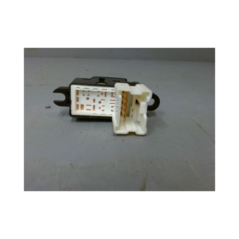 COMMANDE LEVE-GLACE PORTE AVD NISSAN MICRA