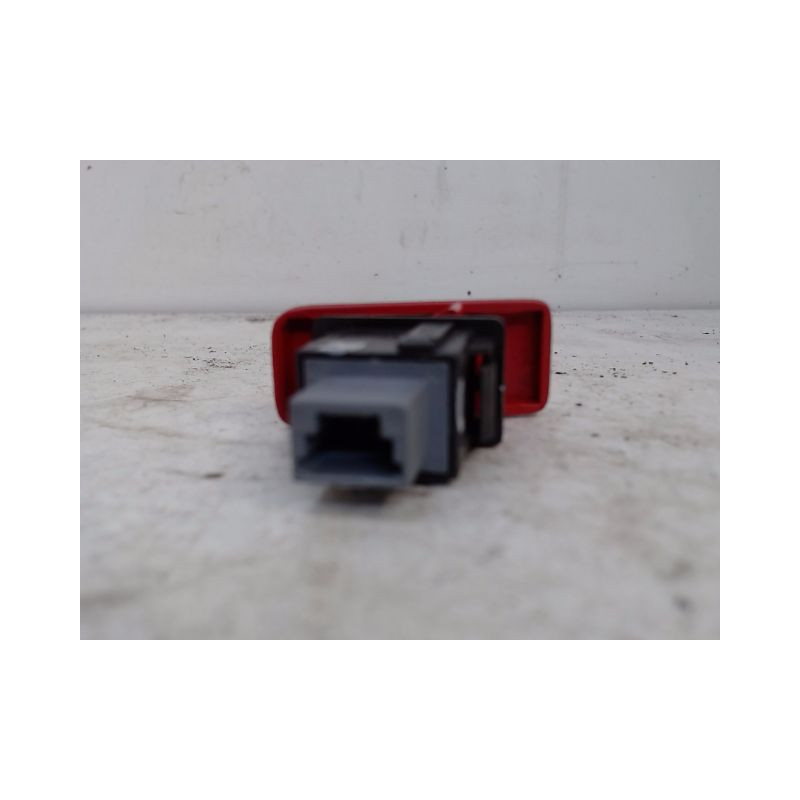 BOUTON DE WARNING TOYOTA AURIS