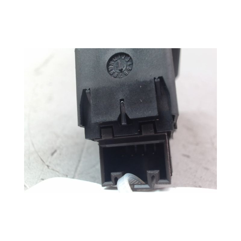 COMMANDE LEVE-GLACE PORTE AVD VOLKSWAGEN GOLF