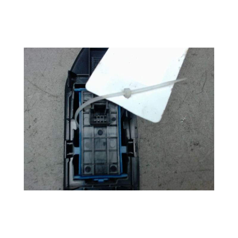 COMMANDE LEVE-GLACE PORTE AVD TOYOTA VERSO