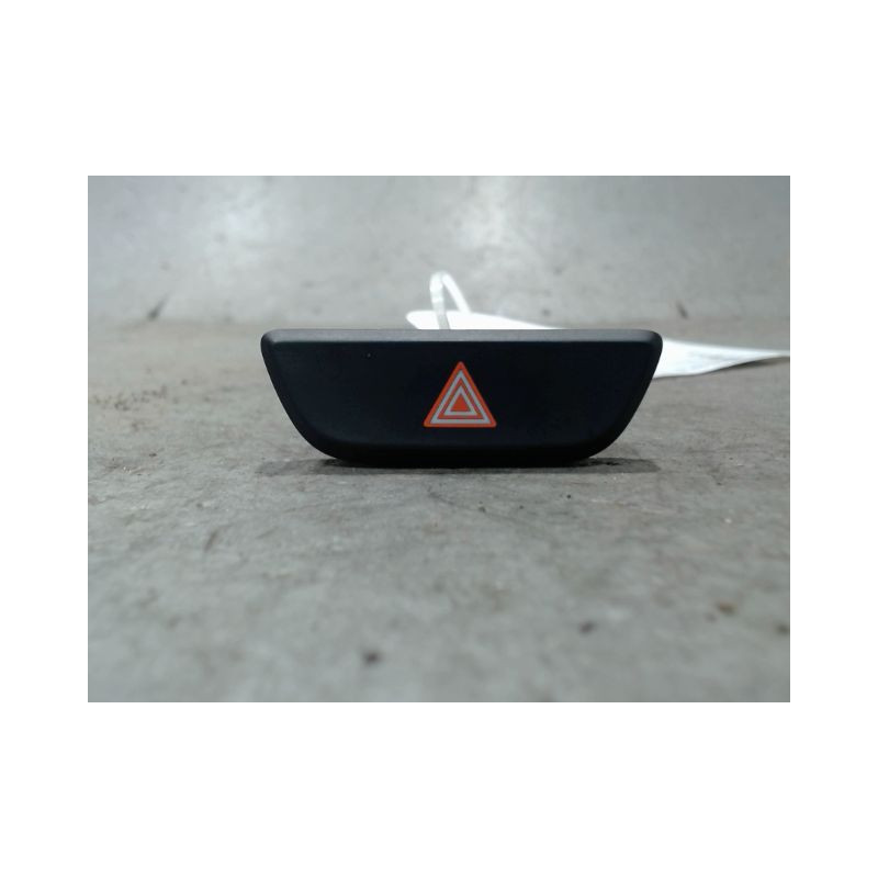 BOUTON DE WARNING TOYOTA YARIS