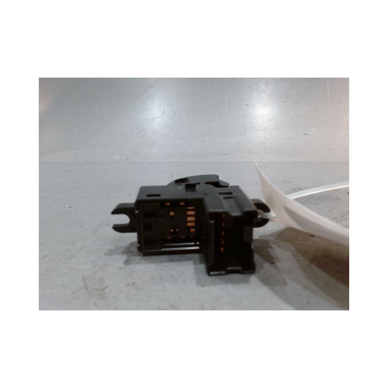 COMMANDE LEVE-GLACE PORTE AVD NISSAN JUKE