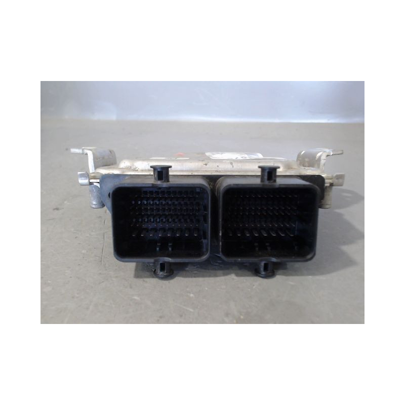 CALCULATEUR MOTEUR SUZUKI SWIFT
