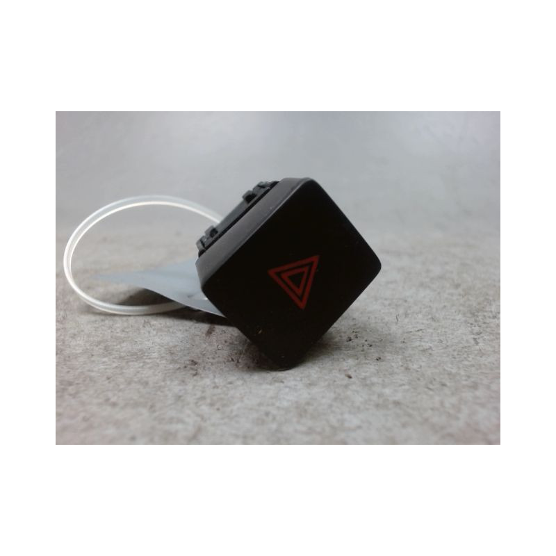 BOUTON DE WARNING NISSAN MICRA