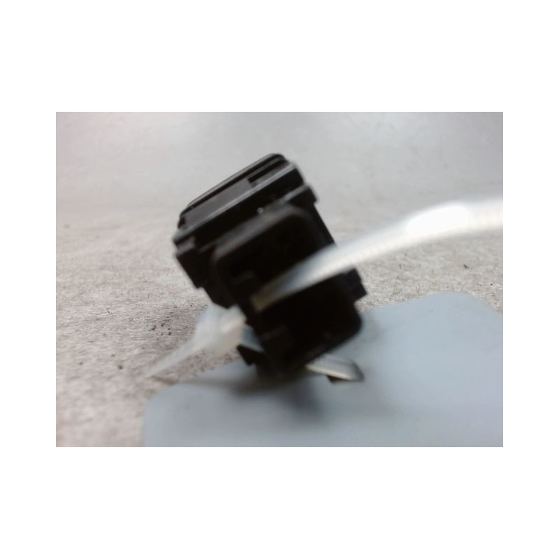 BOUTON DE WARNING NISSAN MICRA