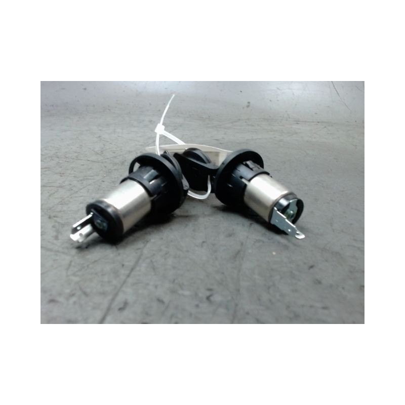 PRISE 12V AV KIA CARENS