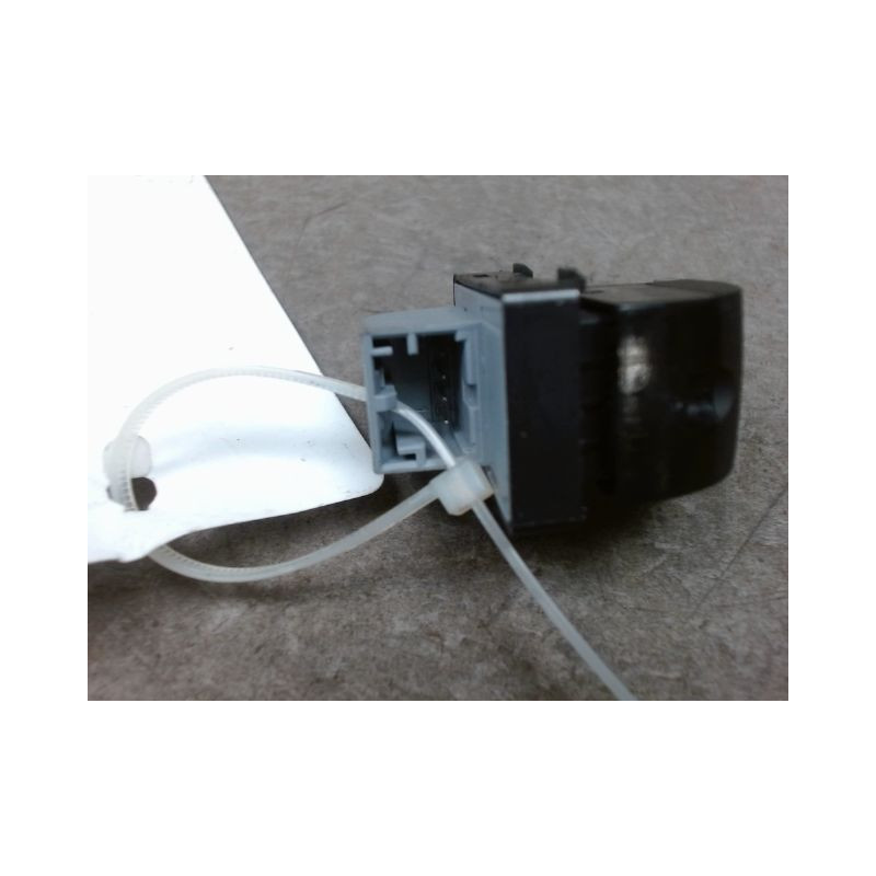COMMANDE LEVE-GLACE PORTE AVD AUDI A3