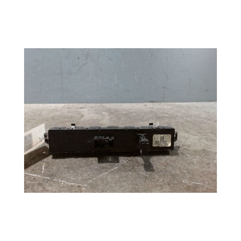 BOUTON DE WARNING PEUGEOT 3008 2009-