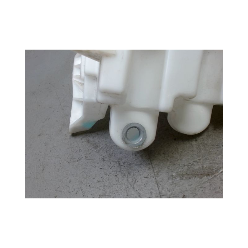 RESERVOIR LAVE-GLACE AVANT TOYOTA AURIS