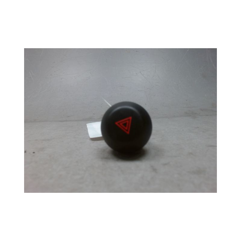 BOUTON DE WARNING TOYOTA RAV4 2006