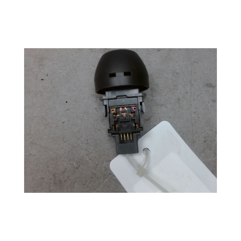 BOUTON DE WARNING TOYOTA RAV4 2006