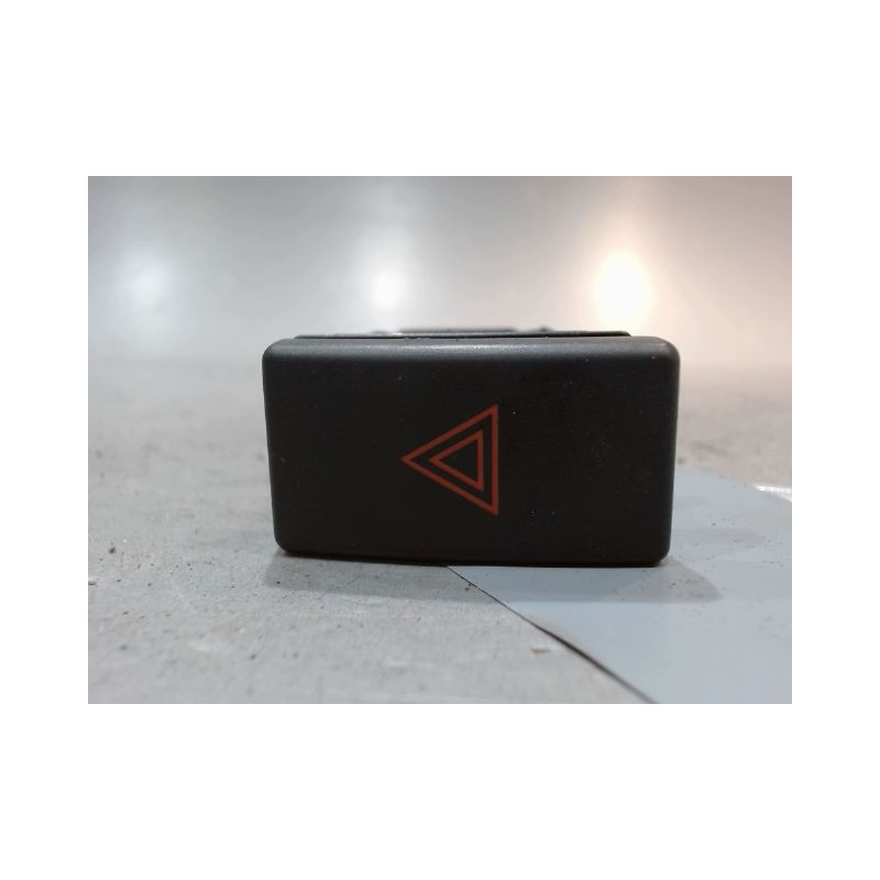 BOUTON DE WARNING TOYOTA AVENSIS