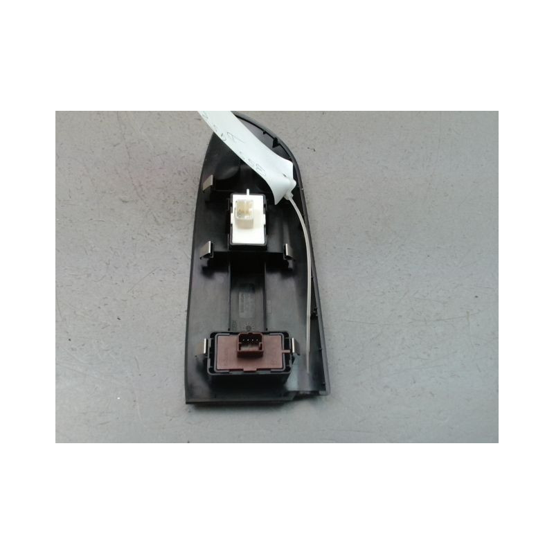 COMMANDE LEVE-GLACE PORTE AVD FIAT 500X