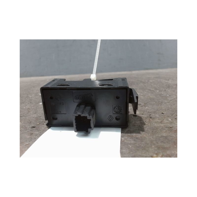 BOUTON DE WARNING DACIA SANDERO 2008-
