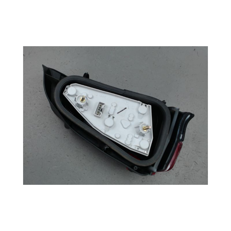 FEU ARRIERE DROIT PEUGEOT 106