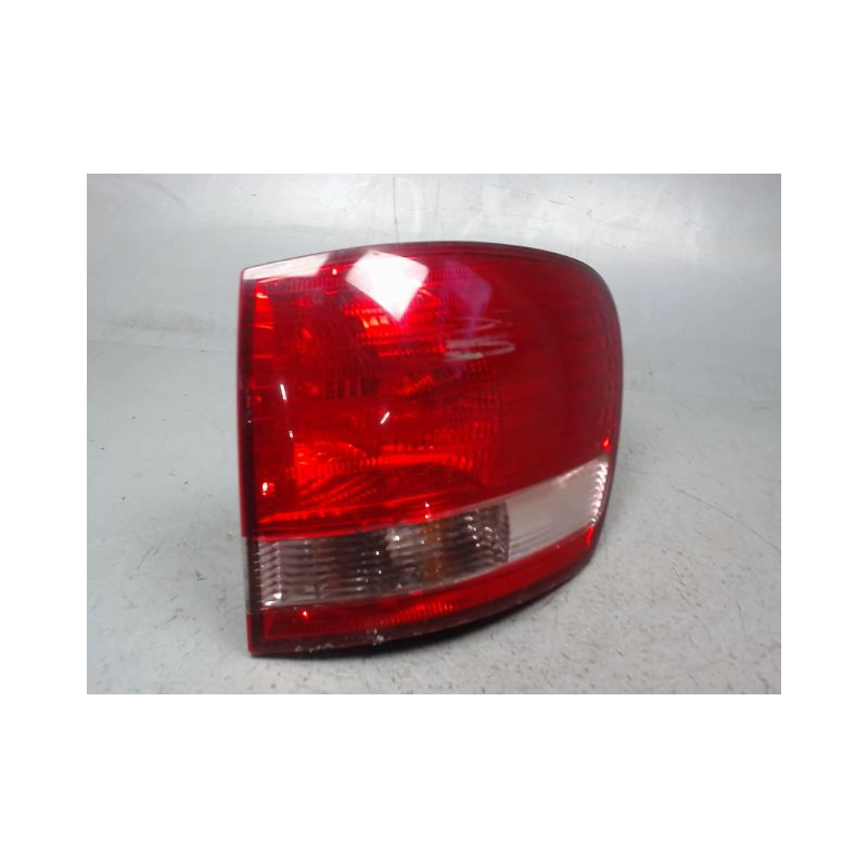 FEU ARRIERE DROIT TOYOTA AVENSIS VERSO 01-03