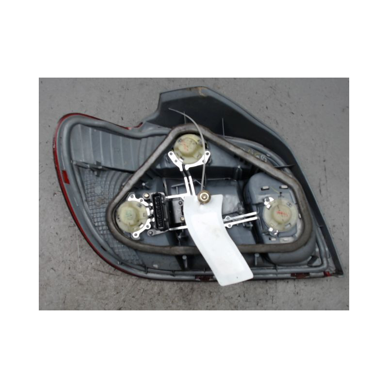 FEU ARRIERE DROIT TOYOTA YARIS 2003-
