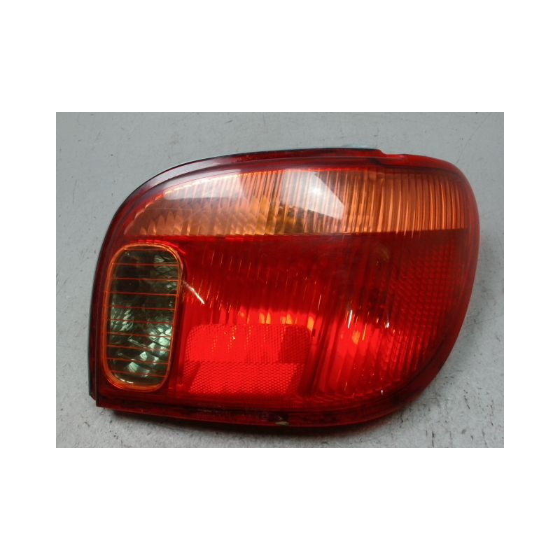 FEU ARRIERE DROIT TOYOTA YARIS 2003-