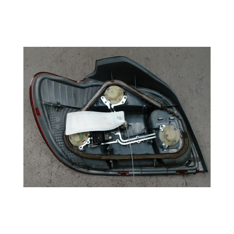 FEU ARRIERE DROIT TOYOTA YARIS 2003-