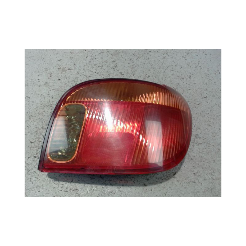 FEU ARRIERE DROIT TOYOTA YARIS 2003-
