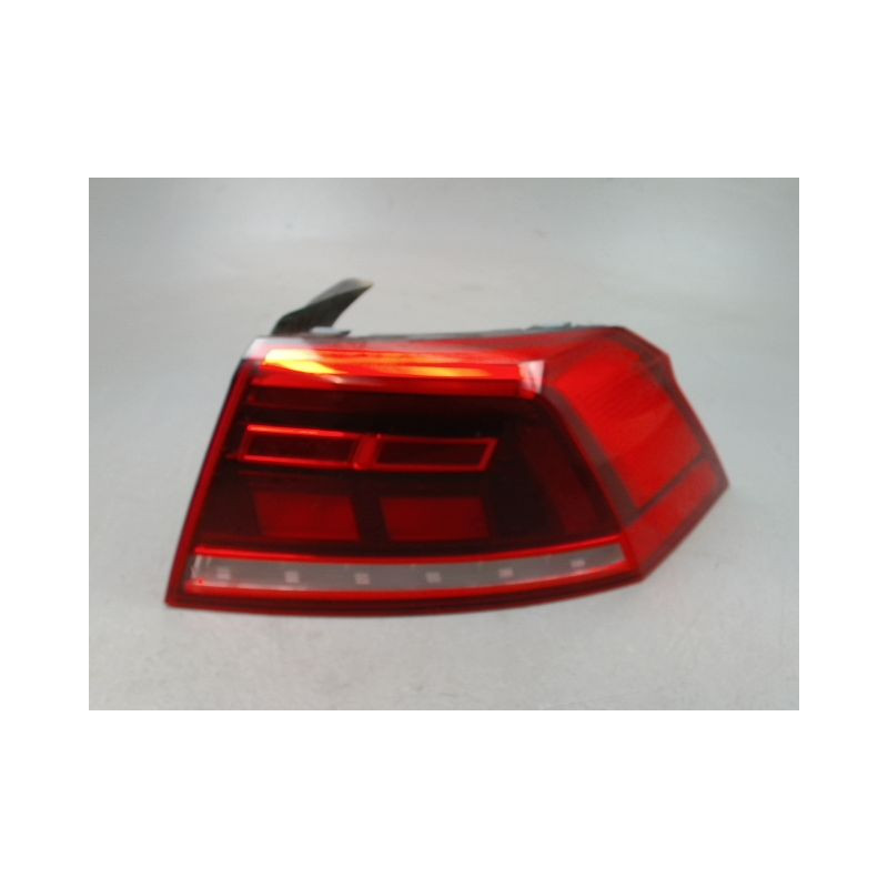 FEU ARRIERE DROIT VOLKSWAGEN PASSAT 2010-