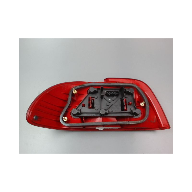 FEU ARRIERE DROIT TOYOTA AVENSIS 2000-2003