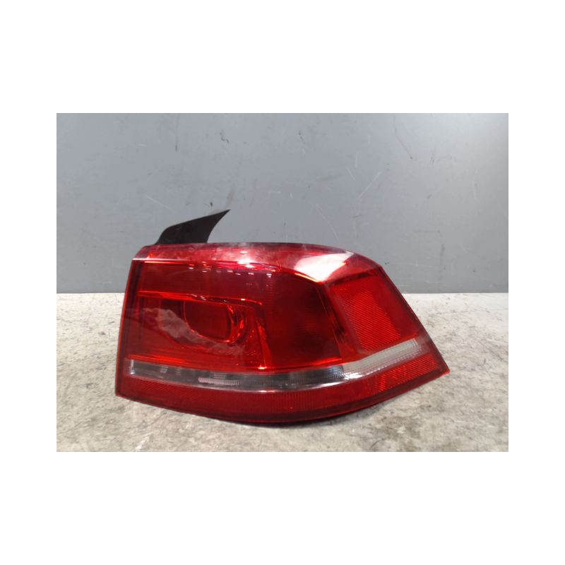FEU ARRIERE DROIT VOLKSWAGEN PASSAT 2010-