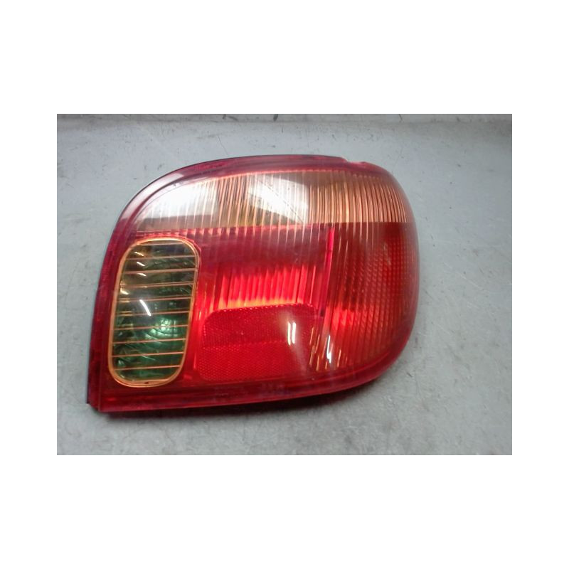 FEU ARRIERE DROIT TOYOTA YARIS 2003-