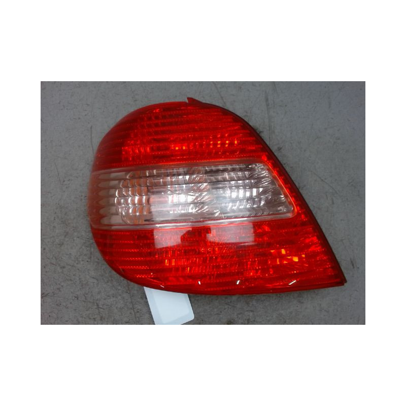 FEU ARRIERE DROIT TOYOTA AVENSIS 2000-2003