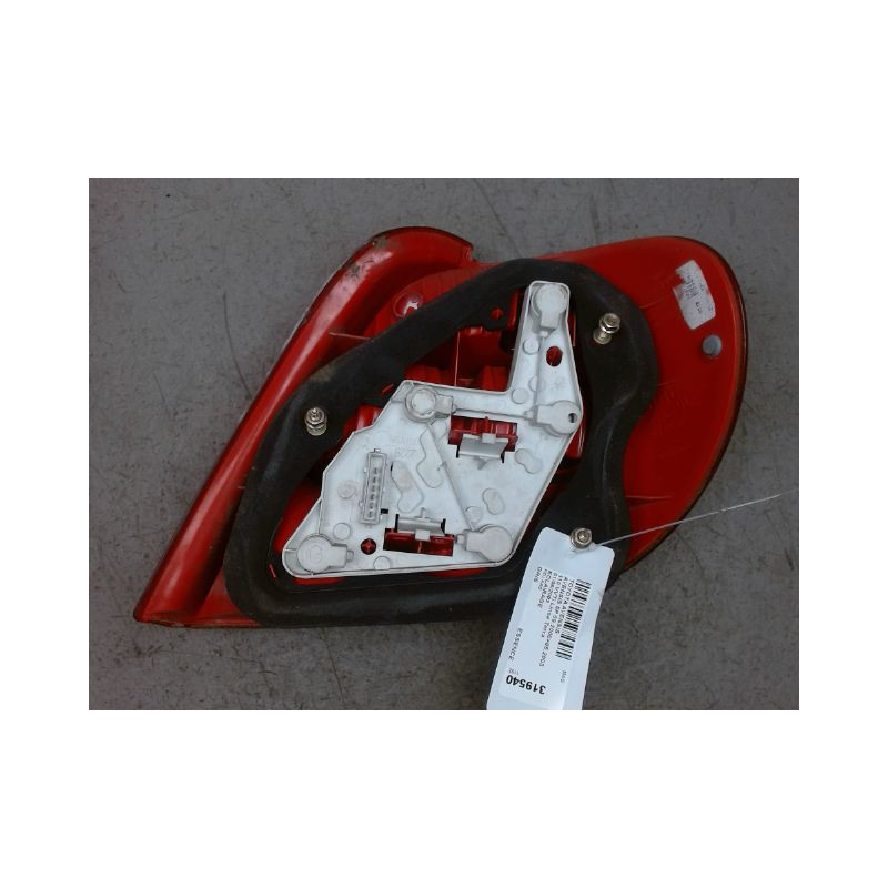 FEU ARRIERE DROIT TOYOTA AVENSIS 2000-2003