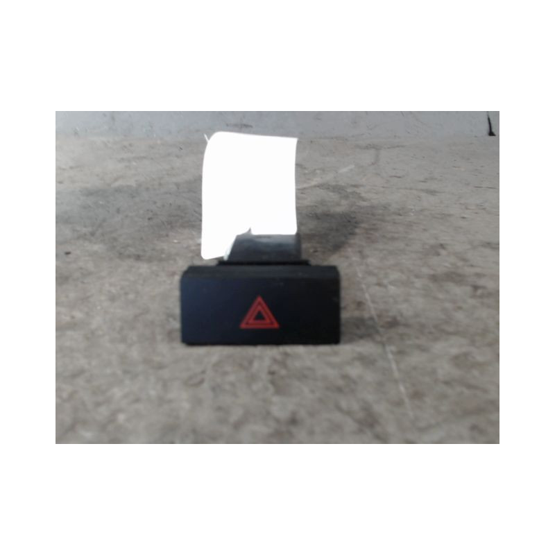 BOUTON DE WARNING HYUNDAI COUPE 04-06