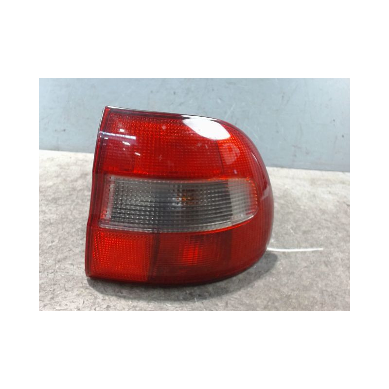 FEU ARRIERE DROIT VOLVO V40 -2000