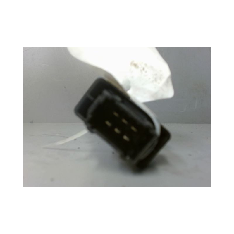 COMMANDE LEVE-GLACE PORTE AVD PEUGEOT PARTNER