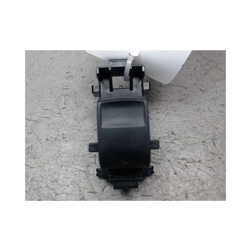 COMMANDE LEVE-GLACE PORTE AVD TOYOTA VERSO-S