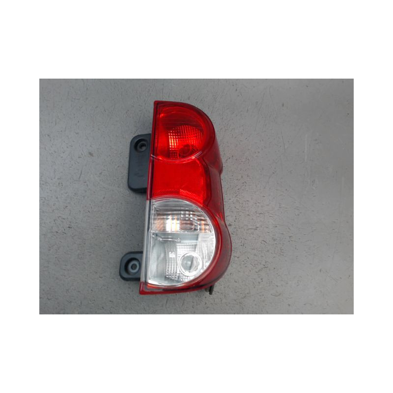 FEU ARRIERE DROIT NISSAN NV200