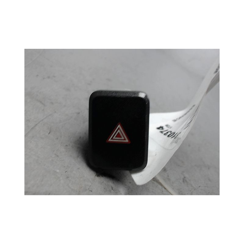 BOUTON DE WARNING TOYOTA AURIS