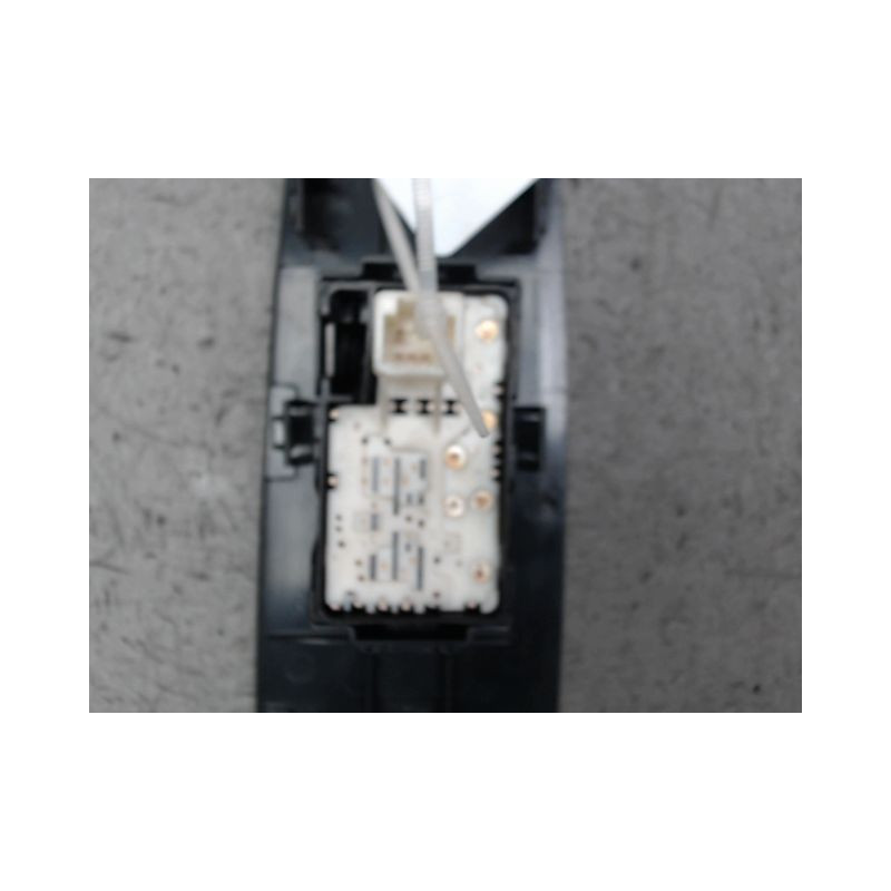 COMMANDE LEVE-GLACE PORTE AVD TOYOTA AURIS 2010-