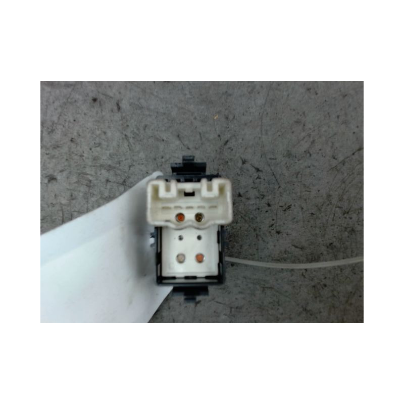 COMMANDE LEVE-GLACE PORTE AVD TOYOTA RAV4 -97