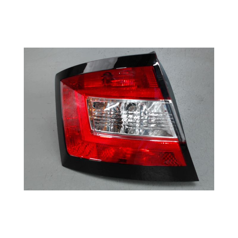 FEU ARRIERE GAUCHE  SKODA FABIA